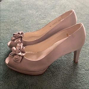 Stuart Weizmann silver satin pumps